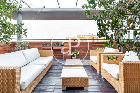 Maisonette-Wohnung möbliert von 203 m2 mit Terrasse von 44m2 Im Großraum von Jesús, Valencia. Die Immobilie hat 5 Zimmer, 3 Bäder, 1 Parkplatz, Klimaanlage, Einbauschränke, Waschküche, Heizung und Abstellraum.