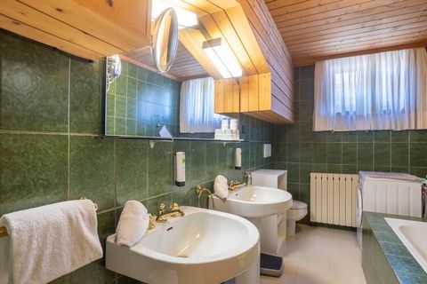 Ten rustykalny apartament dla maksymalnie 5 osób znajduje się w domu wakacyjnym bezpośrednio w uzdrowisku termalnym Bad Kleinkirchheim w Karyntii z 2 znanymi łaźniami termalnymi i w pobliżu słynnego terenu narciarskiego Bad Kleinkirchheim. Apartament...