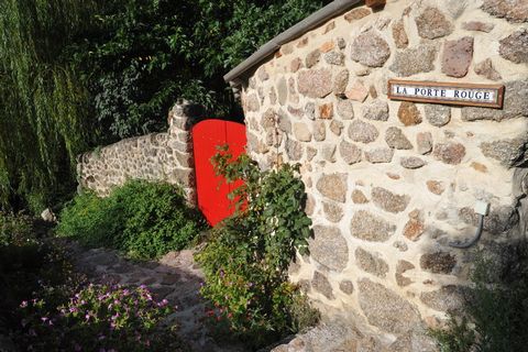 Maison de vacances agréable au milieu de la tranquillité dans un hameau de cinq maisons. Via une petite route sinueuse pavé, vous atteignez la maison à une altitude d'environ 450 m. Derrière le portail rouge se trouve la grande terrasse face au sud a...