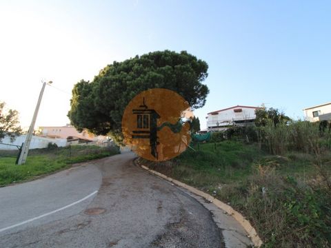 Plot of land, for construction of housing. This lot is located in a quiet area, in an urbanization already with several villas, close to all services, schools and commerce. A few minutes from the University of Gambelas, the private hospital and Faro ...