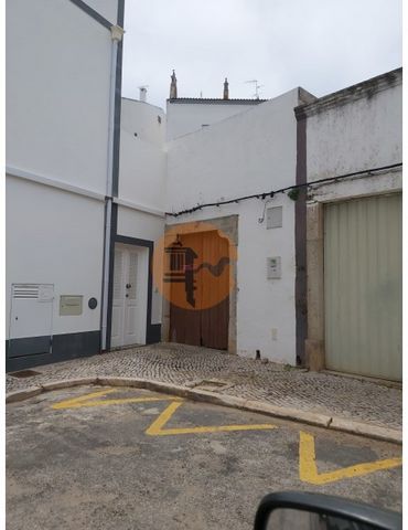 Warehouse with patio, located in the historic area of Tavira about 3mn walk from the city center. In this space it is possible to build 1.5% of the area up to the 3rd floor and basement. This space is very close to schools, railway station and all tr...