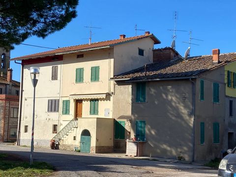 CASTIGLIONE DEL LAGO (PG), Loc. Macchie: Detached house on two levels of approx. 70 sqm comprising: * Ground floor: entrance/living room, furnished kitchen and storage room under the stairs; * First floor: two double bedrooms and a bathroom. The prop...