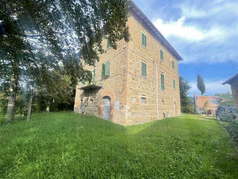 SINALUNGA (SI), loc. Rigomagno: Stone farmhouse of 450 sqm on three levels divided into two flats, composed of: * Ground floor: three rooms used as storage, cellar, laundry, stairwell, oven and storeroom; * First floor: flat with living room, kitchen...