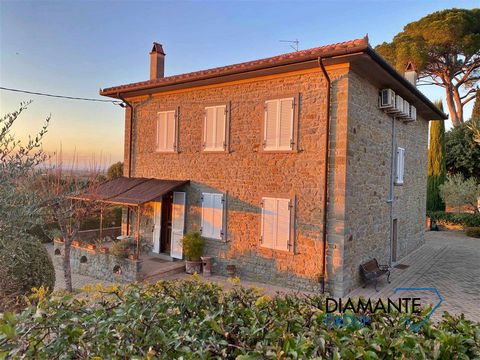 CORTONA (AR), vicinity: stone farmhouse of approx. 220 sqm on two levels, currently used as accommodation facilities, comprising: * Ground floor: living room with fireplace, kitchen, bedroom, bathroom and storeroom; * First floor: three bedrooms, sma...