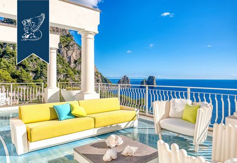 Incantevole attico in vendita a Capri, la celebre isola nel Golfo di Napoli, con una vista mozzafiato sui Faraglioni. Il meraviglioso attico ha una superficie interna di 150 mq e ospita un ampio e luminoso salone, una cucina abitabile e la zona notte...