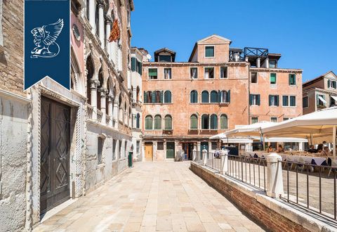 À Venise, dans l'une des zones les plus exclusives du centre historique, cet appartement prestigieux est à vendre avec une vue magnifique sur le Campo Sant'Angelo, au cœur du Sestiere San Marco. Situé au premier étage d'un élégant pala...