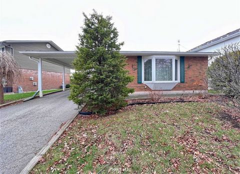 Beautiful 4 Level Backsplit In The Highly Sought After South Ajax This Home Has Been Lovingly Cared For & Meticulously Maintained! Large Open Concept Living & Dining Rooms! Beautiful Bay Window W/Tons Of Natural Light! Hdwd Throughout! Finished Bsmt ...
