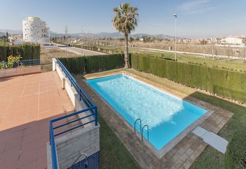 Beautiful apartment for 4 - 6 guests, with shared pool and at only 350 meters from Oliva Nova beach. The cosy balcony of this apartment becomes the perfect scenery to have a delicious breakfast before spending the day to the full. For it, there you h...