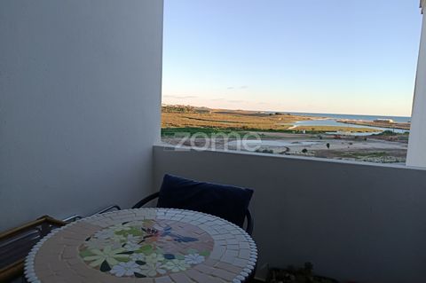 Identificação do imóvel: ZMPT554693 Apartment with two bedrooms, located 300 meters from the sea, in Armação de Pêra. It has a terrace facing east, with a spectacular and unobstructed sea view. The living room also has a terrace, facing west. The bed...