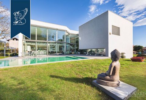 Spettacolare villa moderna in vendita con giardino di 600 mq e stupenda piscina privata in provincia di Varese, in posizione strategica a pochi passi dal Lago Maggiore. La costruzione dell'immobile di lusso risale al 2014, ha una superficie comp...