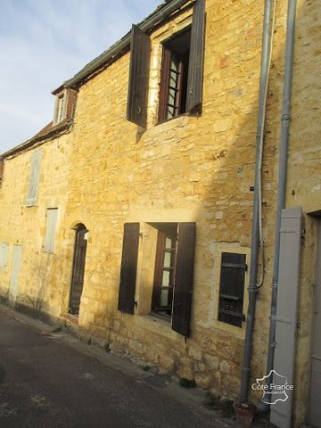 A vendre au coeur de la cité médiévale de DOMME- dans le Périgord Noir- à quelques kilomètres de la vallée de la Dordogne, maison de ville sur parcelle de 76 m2. La maison de 60 m2 de SH environ comprend au rez de chaussée une cuisine salle à manger....