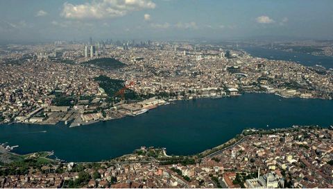 Appartement te koop is gelegen in Beyoglu. Beyoglu is een wijk aan de Europese kant van Istanbul. Het staat bekend om zijn historische architectuur, bruisend nachtleven en gevarieerde culturele scene. Het gebied omvat wijken zoals Taksim, Galata en C...