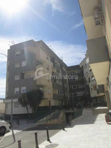 Een appartement met drie slaapkamers te koop in het centrum van Olula del Rio.Gelegen op de derde verdieping (met lift) heeft het appartement twee grote balkons met een mooi uitzicht. Het appartement heeft een receptie área bij binnenkomst en de loun...