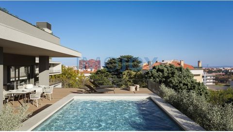 Appartement de 4 chambres au 4ème étage, d'une superficie de 292 m2 situé dans le Green Plaza Condominium. Le Green Plaza est un nouveau condominium bien situé à Carcavelos, sur la ligne Cascais qui offre un projet résidentiel différenciant. Le Green...