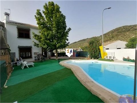 Deze ruime cortijo van 237 m2 met 3 slaapkamers en 2 badkamers met een zwembad, grote privégarage / werkplaats en berging plus grote terrassen en een prachtig uitzicht op het platteland is gelegen in het dorp Zagrilla Baja, dicht bij de populaire sta...