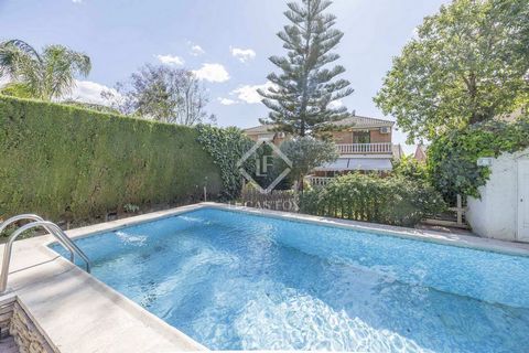 NEW PRICE OF €480,000, TEN THOUSAND EUROS LESS, UNTIL DECEMBER 31! Lucas Fox presents this property for sale with great privacy in the La Cañada area, in Valencia. Upon entering the property, a charming porch leads us to the front door of the house. ...