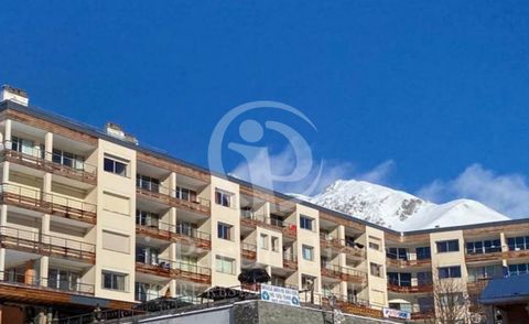 Laat u verleiden door dit appartement van 100 m2 dat volledig gemeubileerd blijft op Saint François Longchamp, een must-see skigebied in Maurienne. Het bestaat uit 4 slaapkamers, 2 doucheruimtes, een badkamer en 2 toiletten. De open keuken naar de wo...