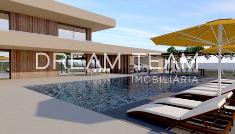 El dreamteam Real Estate presenta, terreno urbano con 3.140m2 situado en el Camino de la Venta del Alcaide en Palmela. Los límites de construcción permitidos son 628m2 de superficie bruta + 125 m2 de superficie bruta dependiente. El terreno ya cuenta...