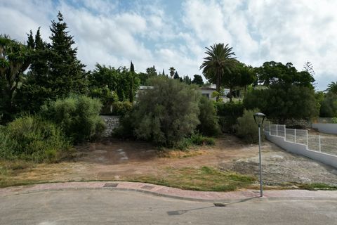 This urban plot is totally flat and is located in the prestigious urbanization of El Mirador de La Sierrezuela, in Mijas Costa. With an area of 477m², this land is perfect to build the villa of your dreams. If you are a sea lover, this land is ideal ...