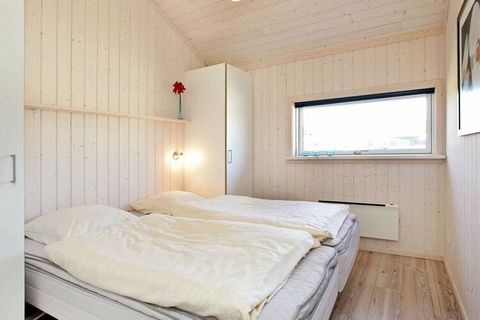 Casa de vacaciones danesa ubicada en el hermoso paisaje de dunas de Holiday Vital Resort aprox. A 500 m de la amplia playa de arena de Großenbrode. Dos baños, uno también con hidromasaje y sauna, facilitan el aumento de la logística, incluso en los d...