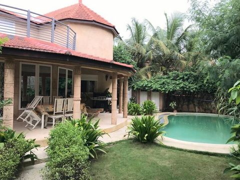 Furnished R+1 villa located in a very residential area of Saly, within walking distance of all amenities and the sea. Composed of a total of 6 bedrooms (3 bedrooms on each level), 4 bathrooms, a spacious and bright living room , an equipped US kitche...