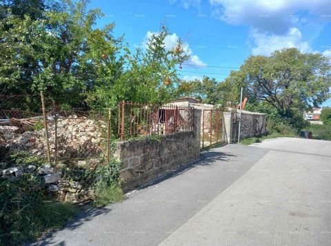 Bauland in der Nähe des Dorfes Juršići Baugrundstück zum Verkauf in der Nähe des Dorfes Juršići von ca. 490 m2. Das Land ist länglich und erstreckt sich entlang der Straße. Es liegt innerhalb der Stadt, neben der asphaltierten Straße. Ein Konzeptentw...