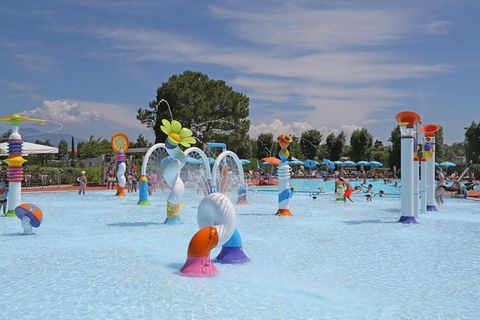 Spacious holiday complex directly on the lake with a 300-metre-long grass/pebble beach. From here you have a fantastic view of the Sirmione peninsula. Thanks to its beautiful vegetation, the caravan park offers many places for sunbathing as well as p...