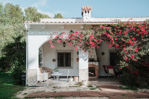 Den här fastigheten på 154 kvadratmeter i Ses Covetes på Mallorca erbjuder en lugn och avskild tillflyktsort. Denna fastighet ligger på en privat väg omgiven av en frodig skog och har 3 sovrum och 1 badrum med separat toalett. Utomhusområdet har en g...