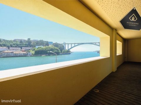 Bem-vindo ao seu novo lar no coração da cidade do Porto, onde o requinte e a comodidade se encontram! Apresentamos-lhe este magnífico apartamento T2+1 com vistas privilegiadas sobre o icónico Rio Douro. Situado numa localização privilegiada, este apa...
