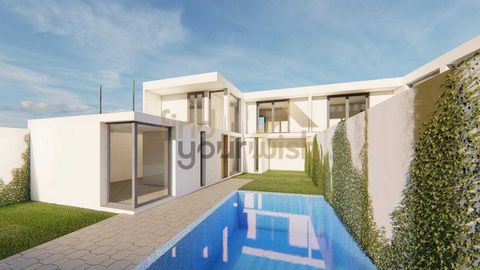 We present this magnificent 3 bedroom townhouse of contemporary construction, which offers a modern and comfortable environment. With a private pool, a well-kept garden and garage space, this property is perfect for those seeking a quiet and sunny li...