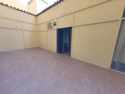 This commercial space is situated in the Marbella 2000 building, right on the Marbella promenade. With a spacious entrance, three rooms, and two small bathrooms, this L-shaped space covers a total of 82m2. Its prime location means you're just steps a...