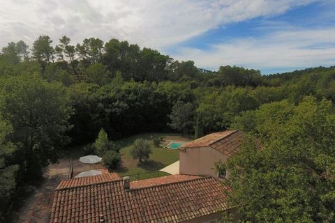 You reach the open domain of La Maison de Lisa via a quiet country road and a characteristic driveway. You will find a lovely private swimming pool, a beautiful garden and plenty of comfort. It is an ideal choice for holidays with family or friends. ...