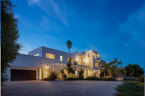 Welcome to 29035 Cliffside Drive, an opportunity like no other. This stunning coastal retreat is nestled in the renowned Point Dume neighborhood and has been graced with a coveted Riviera III beach key for the ultimate beachside experience. This exce...