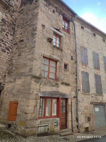 Village house located in the historic village of Pradelles, with an area of approximately 90m2, it has 4 levels including on the ground floor a kitchen (+wc and access to a cellar), on the 1st floor a bathroom and a living room with a very beautiful ...