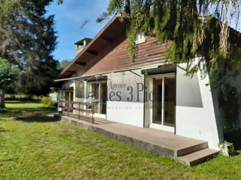 In the town of Fronsac, come and discover this pretty single-storey chalet-style house. It includes a living room with its wood stove, kitchen, living room of +21m2 with fireplace, 3 bedrooms, bathroom and separate toilet. Detached garage. All on an ...
