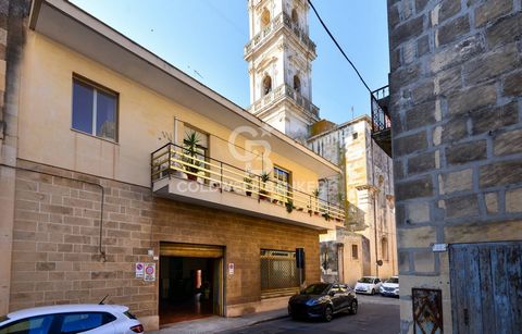 PUGLIA - SALENTO - MAGLIE In Maglie, in the historic center and adjacent to the Mother Church, we offer for sale a large and bright commercial space of approximately 185 m2, with triple street views. The property is on the ground floor and consists o...