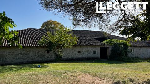 A24861JLA47 - Une fabuleuse maison de campagne avec 2 gîtes et dépendances, dans le sud-ouest de la France, nichée dans 17977 m² de terres magnifiques. Située à quelques kilomètres de Duras et de son superbe château, dans le nord du Lot et Garonne, à...