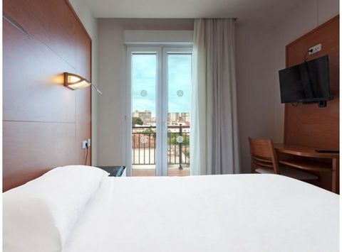 El Horitzo está situado en primera línea de mar, a 20 metros de la playa, y ofrece habitaciones con aire acondicionado, todas con balcón o terraza con vistas al mar. El hotel está situado en el corazón de la ciudad y tiene una gran terraza con vistas...