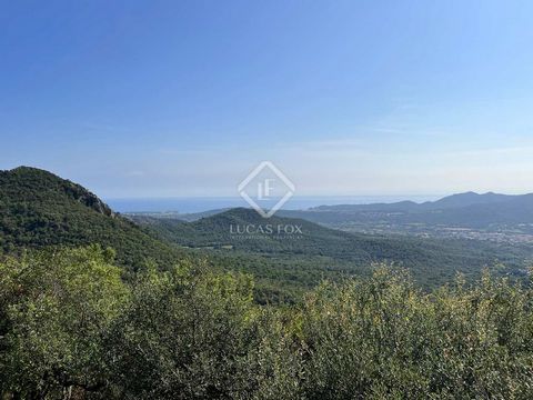 This attractive and unique villa was built in 2006 and has an area of 219 m² built on a plot of 800 m². It is located in the quiet residential area of Roca de Malvet, in Santa Cristina d'Aro, 10 minutes by car from the centre of the famous coastal to...