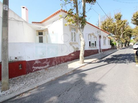 Single storey 6 bedroom villa on a plot of 915m2 in Parede, Cascais. Former 6 bedroom architect's house, with some adaptations. It has an original support porch and more recently also an attached 1 bedroom house. Large interior garden and parking for...