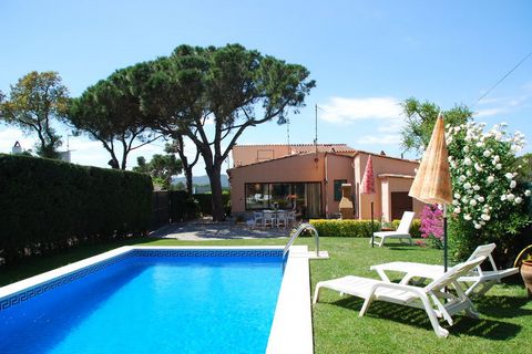 This charming holiday home in Esclanyà (Begur) with 3 bedrooms can accommodate 6 guests. This home is perfect for families to stay, and it is equipped with a private swimming pool with lounge chairs to relax. For reasons of tranquillity, this holiday...