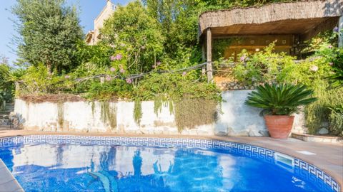 Diese schöne Villa liegt in einer ruhigen Wohngegend von Lloret de Mar (Lloret Verd), 10 km vom Strand und 8 km vom Dorfzentrum entfernt. Im Nordosten der Iberischen Halbinsel findet man an der spanischen Costa Brava eine perfekte Farbmischung, Farbe...