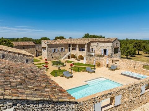 This magnificent Provençal property built in the 16th century and has been beautifully renovated recently. In a green setting, away from the hustle and stress of our metropolises, but close enough to amenities, like an island in the scrubland, in the...