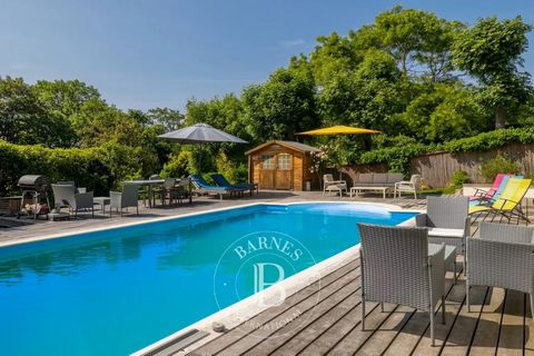 Beautiful family house with a swimming pool, in a quiet location. EIB school within walking distance. Magnificent unobstructed views and over 250m² (2,691 sq ft) of living space (368m² or 3,961 sq ft of floor space) with a stunning garden planted wit...