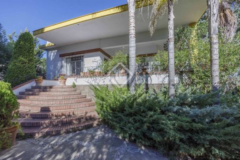 This Mediterranean-style villa was built in 1969, on a large corner plot of about 1,453 m². It faces south and has a garden with abundant native vegetation and a pleasant swimming pool. The property is strategically located, very close to all ameniti...