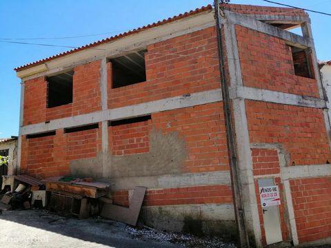 Property currently unlicensed, being the completion of any works and obtaining license, the responsibility of the buyer customer. Detached house of typology T2, of three floors (basement, ground floor and floor), located in the center of Vale Benfeit...