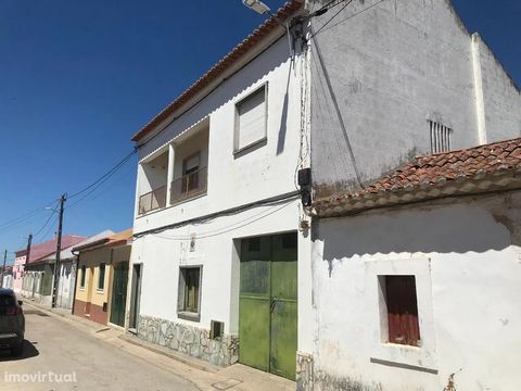 Property without license of use - license in charge of the new owner. Townhouse V4 of 2 floors, with garage and patio in Alcanhões, Santarém. The property consists of: • Ground floor: hall, living room, kitchen, bathroom, garage and patio; • 1st floo...