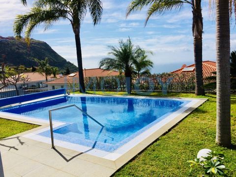 Spacious luxury villa, with 3 floors, fully equipped kitchen, swimming pool, garden and sea views! The Villa presents inside the house a guest bedroom in 'open glass', 3 bedrooms (all with huge windows) with plenty of light, 4 bathrooms, kitchen and ...