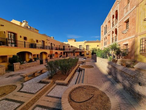 Er doet zich een kans voor om een goed onderhouden appartement met twee slaapkamers en twee badkamers op de begane grond te verwerven, gelegen in het prestigieuze Las Sierras II-complex in het beroemde Desert Springs Golf Resort. Genesteld in een bek...