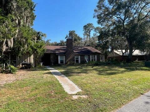 Guest house included in this 4bedroom 3 bath home. Gorgeous gran high beamed vaulted ceilings, brick wood burning fireplace, hardwood floors. Has large windows that allow for great light to enter the home. MAIN HOME HAS 3 BEDROOMS AND 3 BATHROOMS. Fl...